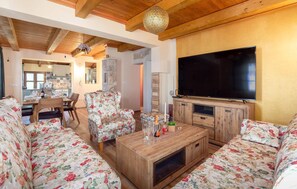 Smart TV, chimenea y futbolito 