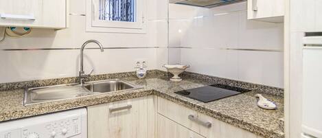 Een koelkast, een koffiezetapparaat/waterkoker