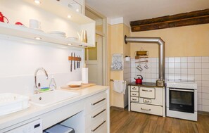 ثلاجة، فرن، موقد طهي مسطح، غسالة أطباق