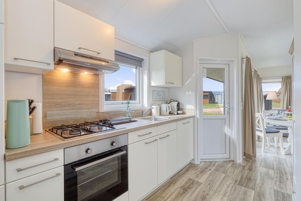 Een koelkast, een kookplaat, een vaatwasser