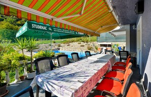 Outdoor dining - Awesome home in Nespes (Nespes)