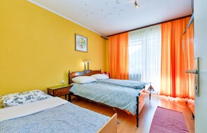 2 bedrooms, travel cot, free WiFi, bed sheets - Awesome home in Nespes (Nespes)