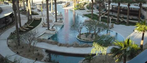 Una piscina al aire libre, una piscina climatizada