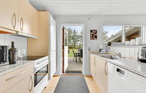 Fridge, stovetop, dishwasher, coffee/tea maker - Beautiful home in Skjern with kitchen (Skjern)