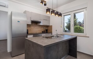 ثلاجة، غسالة أطباق، ماكينة لصنع القهوة/الشاي