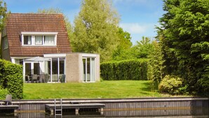 A house with a garden and a dock over water. - Nice home in Vlagtwedde (Vlagtwedde)