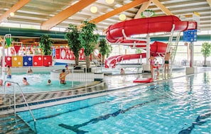 Una piscina cubierta