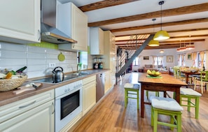 Fridge, oven, stovetop, dishwasher