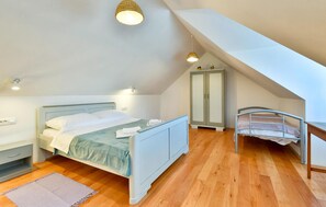 4 bedrooms, travel crib, free WiFi, bed sheets - 4 bedroom awesome home in Breznicki Hum (Breznicki Hum)