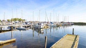 A marina with multiple boats docked at wooden piers. - 4 bedroom stunning home in Torrig L (Torrig L)