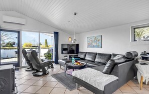 TV, fireplace - Amazing home in Juelsminde with sauna (Juelsminde)