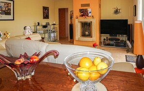 Una televisión, una chimenea, un reproductor estéreo