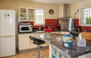 Fridge, oven, dishwasher, coffee/tea maker