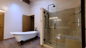 Bathtub, hair dryer, towels - Wandering Goat*HOT TUB*Secluded privacy near town (Custer)