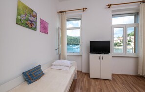 2 bedrooms, travel cot, free WiFi, bed sheets