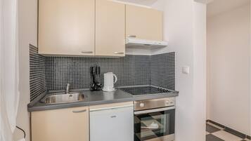Een koelkast, een oven, een kookplaat, een vaatwasser