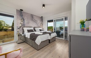 4 chambres, fer et planche à repasser, lit parapluie, Wi-Fi gratuit