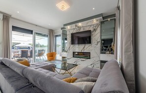 TV connectée, table de tennis de table