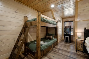4 quartos, ferros/tábuas de passar roupa, berço de viagem