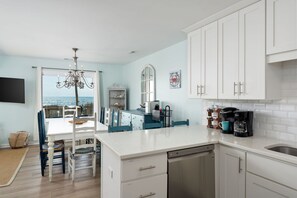 Fridge, microwave, oven, stovetop - OCEANFRONT and sweeping views of the Atlantic. Steps to the beach. (North Topsail Beach)