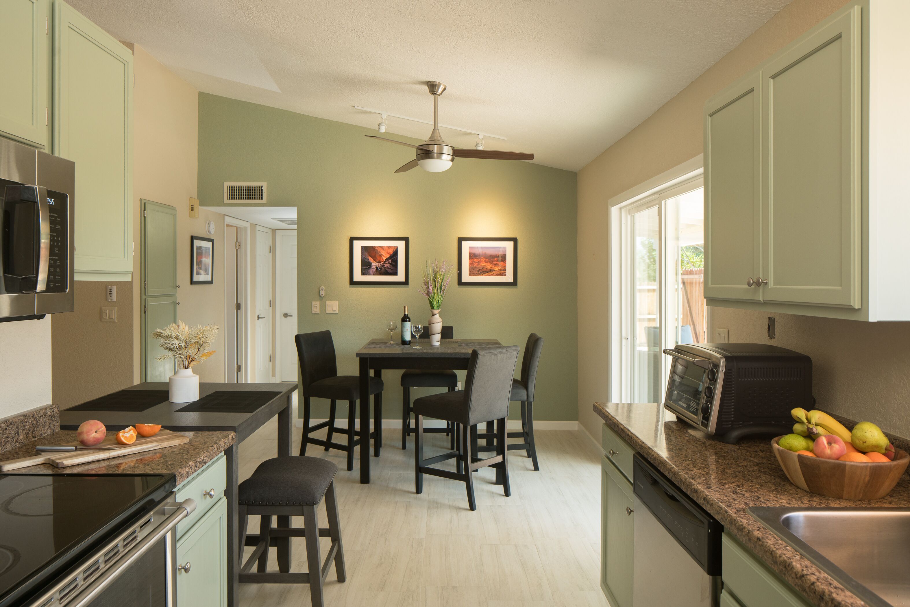 Kylskåp, mikrovågsugn, ugn och spishäll