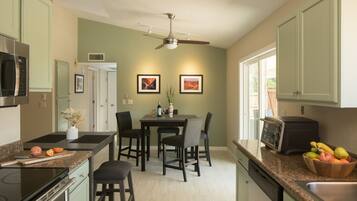 Kylskåp, mikrovågsugn, ugn och spishäll