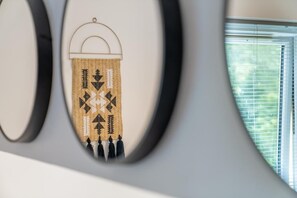 Interior detail - Forest View Apartment with private balcony- Southampton (Southampton)