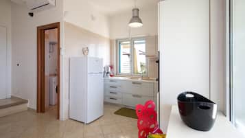 Fridge, stovetop