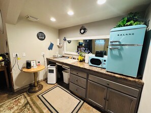 Refrigerador, microondas, cafetera/tetera, tostadora