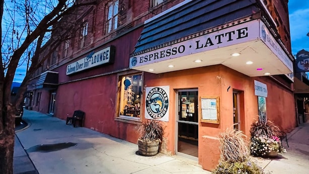 A red brick building with a coffee shop named Espresso Latte. - Deluxe Single Queen Suite Futon & Kitchenette (Salmon)