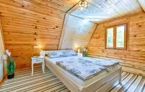 2 bedrooms, travel cot, free WiFi, bed sheets