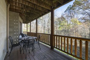 Outdoor dining - ❤️ of Hocking Hills 🌲 Hot Tub, Wifi, Close to Trails + Caves, 11 Secluded Acres (South Bloomingville)