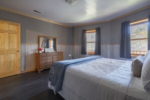 4 bedrooms, iron/ironing board, free WiFi, bed sheets - ❤️ of Hocking Hills 🌲 Hot Tub, Wifi, Close to Trails + Caves, 11 Secluded Acres (South Bloomingville)