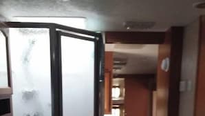 Une salle de bain équipée d’un lavabo, d’un miroir et d’un espace douche.