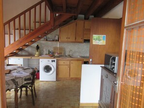 Fridge, microwave, oven, stovetop - Maison Rustique : Vacances Au Vert (Espira-de-l'Agly)