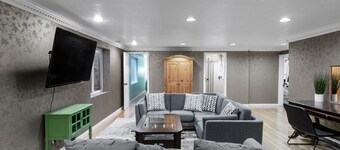 Private Quiet Basement Apartment+Gym