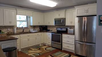 Frigorífic, microones, forn i placa de cuina