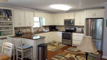 Frigorífic, microones, forn i placa de cuina