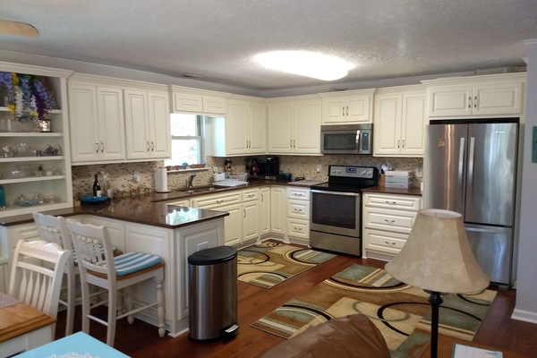 Geladeira, micro-ondas, fogão, cooktop