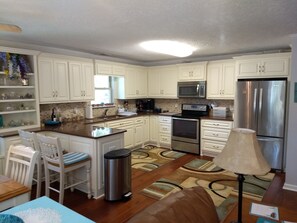 Fridge, microwave, oven, stovetop - 2026 Master’s Rental, Clark’s Hill Lake, Wildwood Park, Disk Golf, Pine Knoll (Appling)