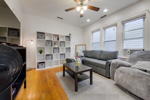 Smart TV - Cozy 2 Bedroom 1 Bath. Centrally located with shared porch (Chicago)