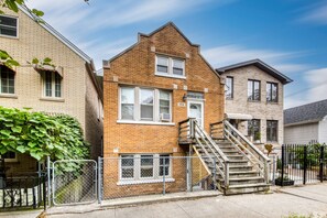 Exterior - Cozy 2 Bedroom 1 Bath. Centrally located with shared porch (Chicago)