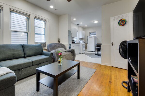 Smart TV - Cozy 2 Bedroom 1 Bath. Centrally located with shared porch (Chicago)