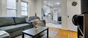 Walkable Chicago Retreat : Cozy 2BR w/ Porch : Near Transit, Dining & Stadiums