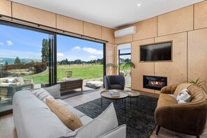 TV, fireplace - Toka Ridge Lake view, Lux Villa 3bd2bth w/ HotTub (Hamurana)