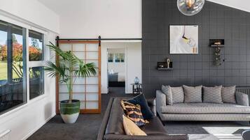 Een televisie, een open haard, Netflix en een tafeltennistafel