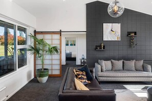 Televisie, een open haard, Netflix en een tafeltennistafel