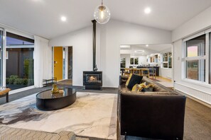 Téléviseur, foyer, Netflix, table de ping-pong