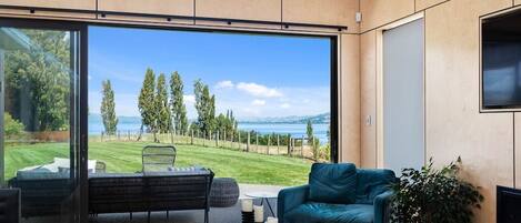 Een televisie en een open haard