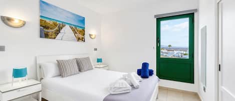 1 habitación, escritorio, tabla de planchar con plancha y cuna de viaje